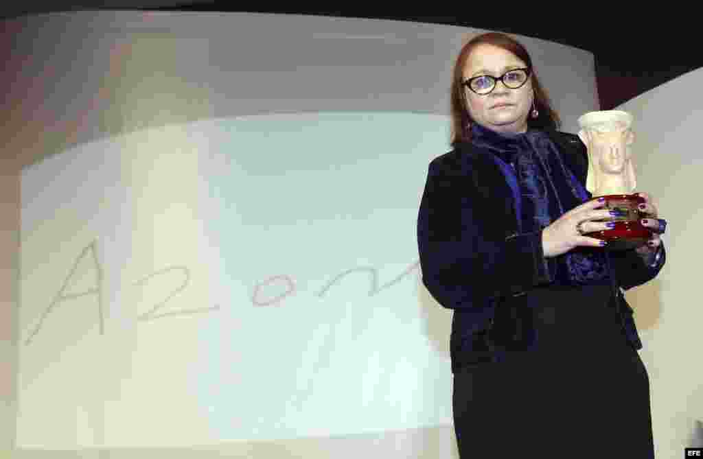 La escritora Zoe Valdés ganadora del premio Azorín de Novela, por su obra "La mujer que llora", durante el acto de entrega de la 37 edición de este galardón convocado por la editorial Planeta.