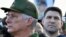  Díaz-Canel (izq.), y Raúl Guillermo Rodríguez Castro asisten a un acto de apoyo a Raúl Castro el 22 de mayo de 2026. (Foto de ADALBERTO ROQUE / AFP)