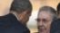 El presidente estadounidense Barack Obama (i), saluda al general cubano Raúl Castro, en Sudáfrica durante los funerales de Nelson Mandela. 