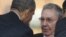 El presidente estadounidense, Barack Obama (i), saluda al gobernante cubano, Raúl Castro. 