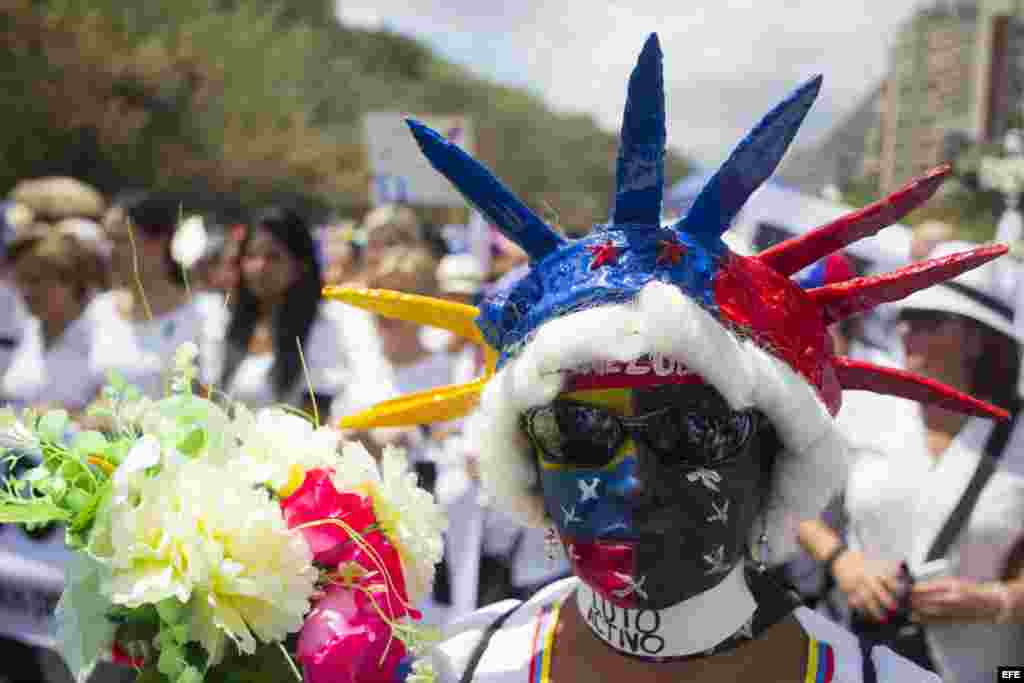 Una mujer participa en una manifestación de mujeres en el suroeste de Caracas