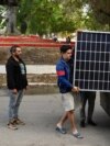 Una nueva resolución exime de impuestos en Cuba a personas naturales y jurídicas que importen paneles solares fotovoltaicos, pero la inmensa mayoría de la población no puede costearlos. (REUTERS/Norlys Perez)