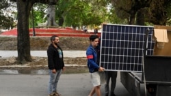 Una nueva resolución exime de impuestos en Cuba a personas naturales y jurídicas que importen paneles solares fotovoltaicos, pero la inmensa mayoría de la población no puede costearlos. (REUTERS/Norlys Perez)