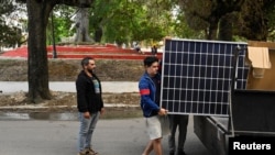 Una nueva resolución exime de impuestos en Cuba a personas naturales y jurídicas que importen paneles solares fotovoltaicos, pero la inmensa mayoría de la población no puede costearlos. (REUTERS/Norlys Perez)