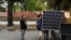 Una nueva resolución exime de impuestos en Cuba a personas naturales y jurídicas que importen paneles solares fotovoltaicos, pero la inmensa mayoría de la población no puede costearlos. (REUTERS/Norlys Perez)