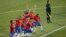 Los jugadores chilenos durante la tanda de penaltis en el partido Chile-Argentina.