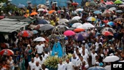  Habitantes del pueblo de Regla observan desde un balcón la procesión de la Virgen de Regla, patrona del pueblo habanero que lleva su nombre hoy, viernes 7 de septiembre del 2018, frente a la bahía de La Habana.