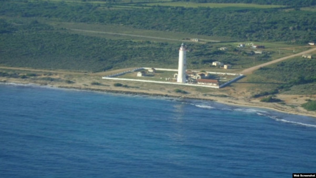 El faro de Maisí visto desde el mar. 