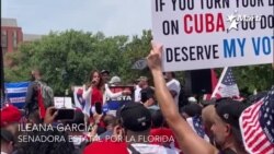 Senadora Estatal Ileana García se dirige a los cubanos frente a la Casa Blanca