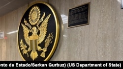 Una réplica del Gran Sello de los Estados Unidos se exhibe en el Edificio Harry S. Truman del Departamento de Estado de EE. UU. en Washington, el lunes 12 de mayo de 2025. 