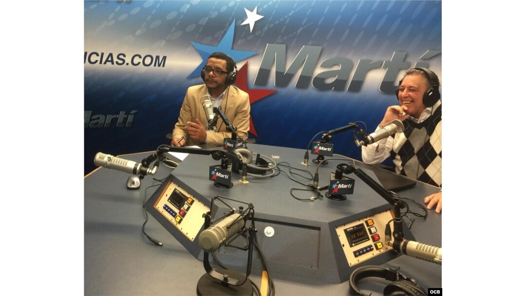 El escritor cubano Armando de Armas (der.) junto al periodista Luis Felipe Rojas, en los estudios de Radio Martí. (Archivo)
