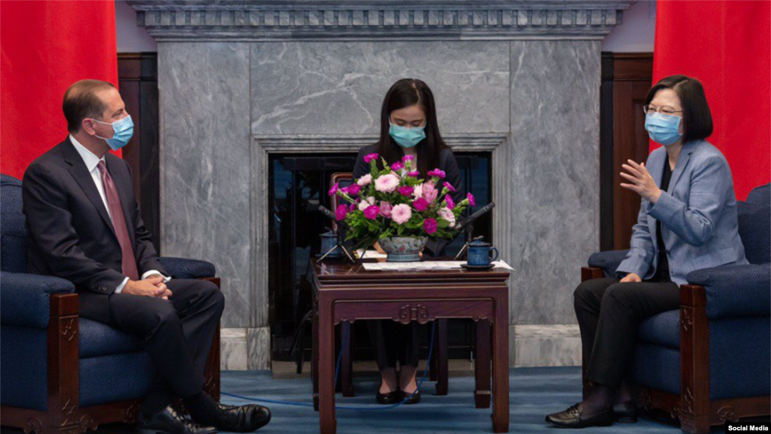 La presidenta de Taiwan (d) recibe al Secretario de Salud de EEUU.
