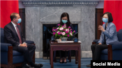  La presidenta de Taiwan (d) recibe al Secretario de Salud de EEUU.