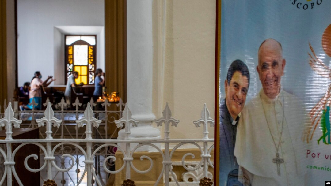 El Obispo Rolando Alvarez en una pancarta con el Papa Francisco. (Foto AP/Inti Ocon, Archivo).