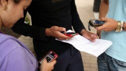 Jóvenes cubanos opinan sobre recibir noticias en sus teléfonos móviles