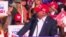 Agentes sacan a expresidente Trump de mitin de campaña tras escucharse aparentes disparos 