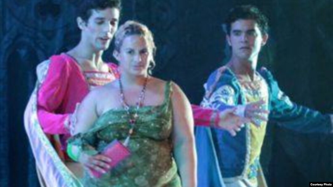 Bailarines miran sorpendidos a espontánea en el segundo acto de El Lago de los Cisnes.