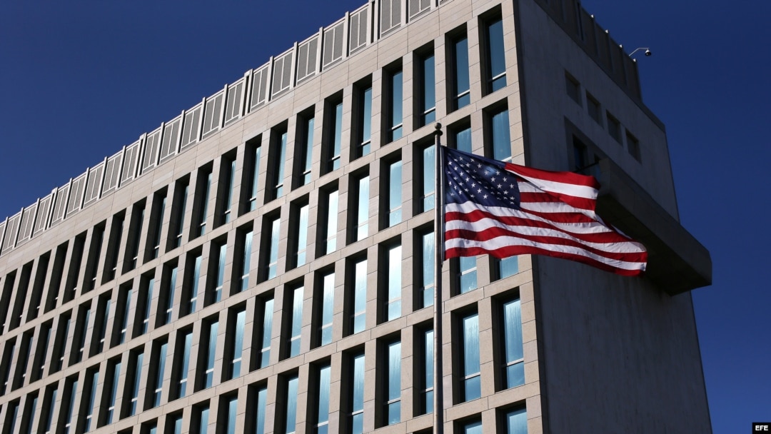 La bandera de Estados Unidos ondea en la embajada de ese país en La Habana.