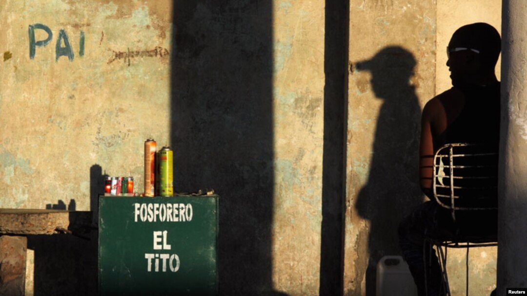 Un hombre repara fosforeras en La Habana.