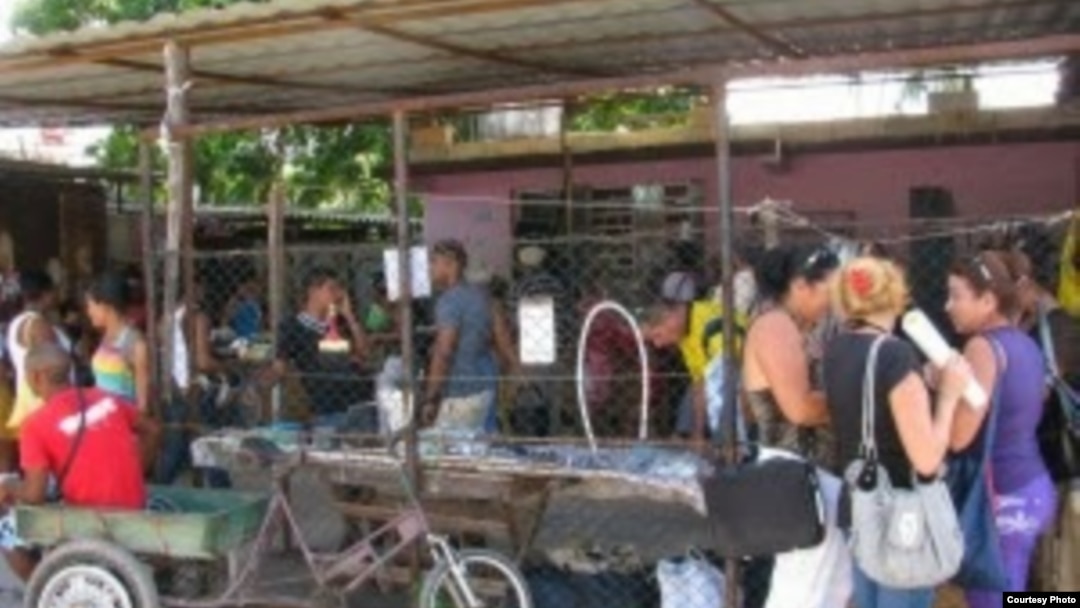 A la "candonga" La Cuevita, en San Miguel del Padrón, acude gente de todo el país; se puede encontrar de todo, tanto nacional como importado.