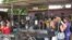 A la "candonga"  La Cuevita, en San Miguel del Padrón, acude gente de todo el país; se puede encontrar de todo, tanto nacional como importado.