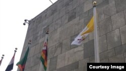 Bandera del Vaticano en la ONU.