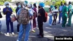 Personal médico espera a la entrada del hospital Julio Aristegui, en Cárdenas, Matanzas, colapsado por el alto número de pacientes con COVID-19. (Foto: Facebook/Periódico Girón)