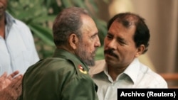 El mandatario nicaragüense Daniel Ortega abraza al dictador cubano Fidel Castro en una conferencia sobre terrorismo en La Habana, en 2005.