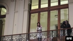 La presidenta de Argentina Cristina Fernández saluda a sus seguidores hoy, jueves 31 de julio de 2014, en la Casa Rosada en Buenos Aires (Argentina). 
