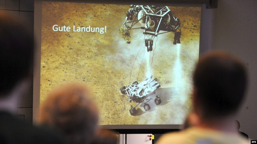 Cerca de 500 personas, entre ellos estudiantes, empleados y familiares, siguen en directo el aterrizaje del vehículo explorador Curiosity en la Universidad de Kiel (Alemania) hoy, lunes 6 de agosto de 2012. a Universidad de Kiel participa en el proyecto c