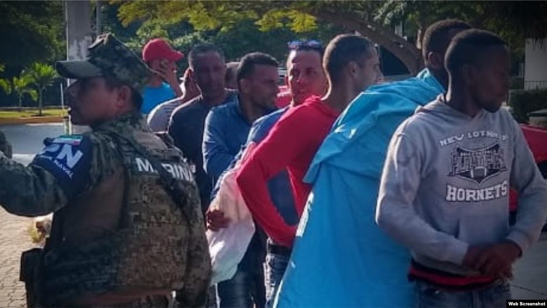 Grupo de cubanos detenidos en Cancún. (Captura de imagen/Quadratín)