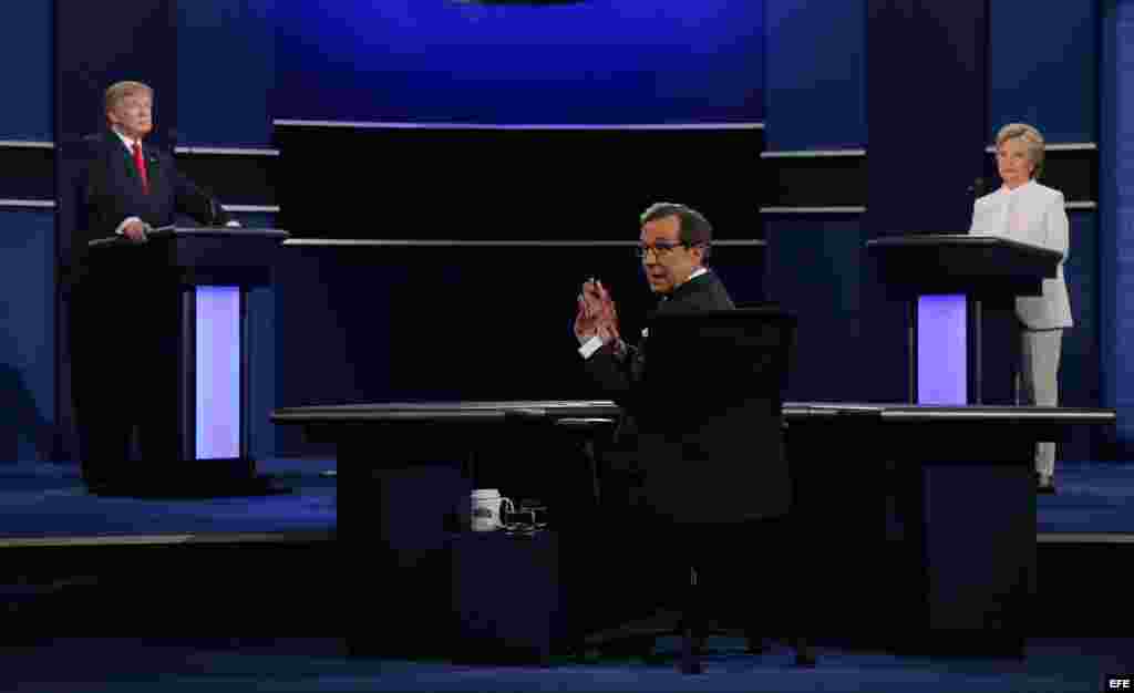 El moderador Chris Wallace (c) mira hacia el público frente a los candidatos a la presidencia de EEUU.