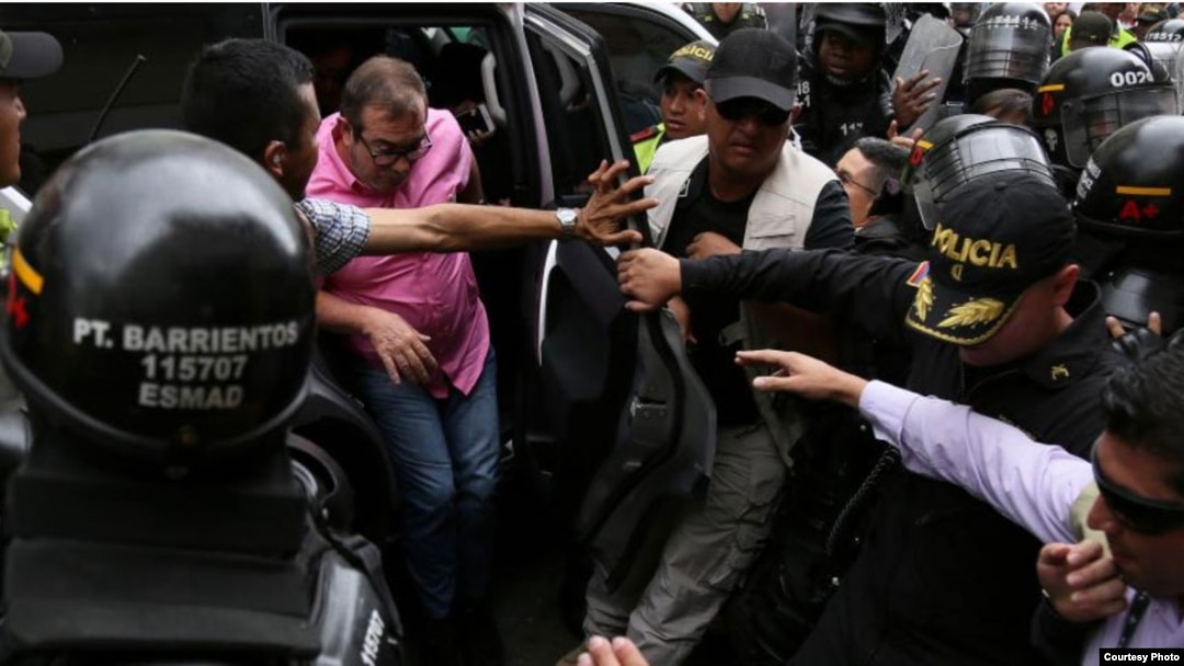 Fuerzas antidisturbios (ESMAD) tratan de proteger de los manifestantes en Cali al candidato presidencial de la FARC, Rodrigo Londoño. (EL TIEMPO)