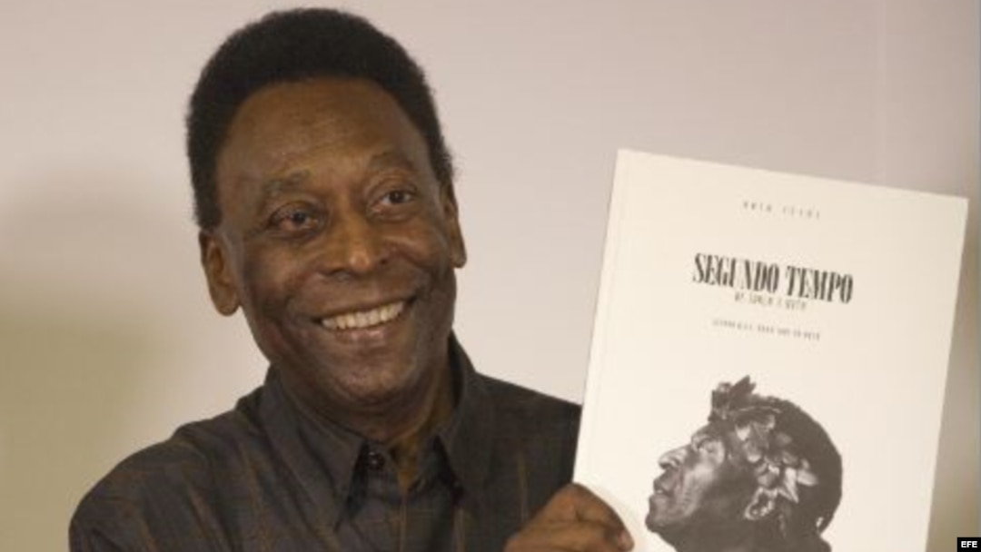 Pelé durante el lanzamiento del libro "Segundo Tempo. De ídolo a Mito" del escritor brasileño Odir Cunha, realizado en el Museo Pelé en la ciudad de Santos (Brasil), el 12 de marzo de 2015.