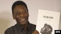 Pelé durante el lanzamiento del libro "Segundo Tempo. De ídolo a Mito" del escritor brasileño Odir Cunha, realizado en el Museo Pelé en la ciudad de Santos (Brasil), el 12 de marzo de 2015.