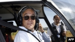 El presidente chileno Sebastián Piñera fotografiado en su helicóptero en 2006. (AFP/Stringer).