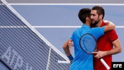 Djokovic (d) felicita a Cilic (i) por su victoria.