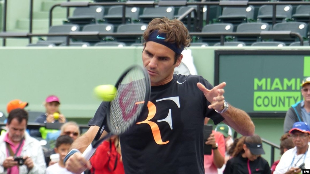 El tenista suizo Roger Federer entrena en el Abierto de Miami.