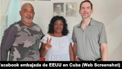 Coordinador de Asunto Cubanos en el Departamento de Estado, Rob Allison, junto a Berta Soler y Angel Moya durante su visita a La Habana. 