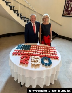 Mike Hammer y su esposa Margret Bjorgulfsdottir en la recepción por el 250 aniversario de la Independencia de Estados Unidos