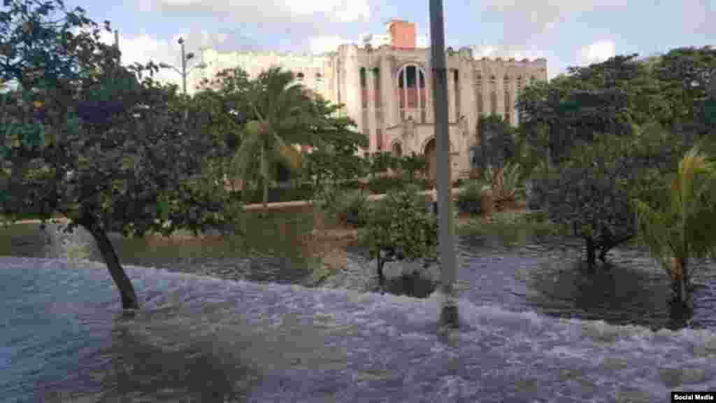 Maternidad de Línea: Las zonas costeras de La Habana sufrieron fuertes penetraciones del mar asociadas a una fuerte baja extratropical.(A.Cruz FB)