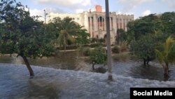Maternidad de Línea: Las zonas costeras de La Habana sufrieron fuertes penetraciones del mar asociadas a una fuerte baja extratropical.(A.Cruz FB)