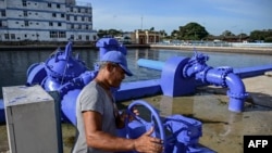 Un trabajador en el aqueducto de Albear en La Habana el 16 de octubre de 2026.