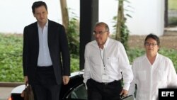 El exvicepresidente Humberto de la Calle (c), líder del equipo negociador del Gobierno de Juan Manuel Santos, el alto comisionado de Paz de Colombia, Sergio Jaramillo (i), y el embajador de Colombia en La Habana, Gustavo Bell (d), llegan al Palacio de las