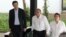 El exvicepresidente Humberto de la Calle (c), líder del equipo negociador del Gobierno de Juan Manuel Santos, el alto comisionado de Paz de Colombia, Sergio Jaramillo (i), y el embajador de Colombia en La Habana, Gustavo Bell (d), llegan al Palacio de las