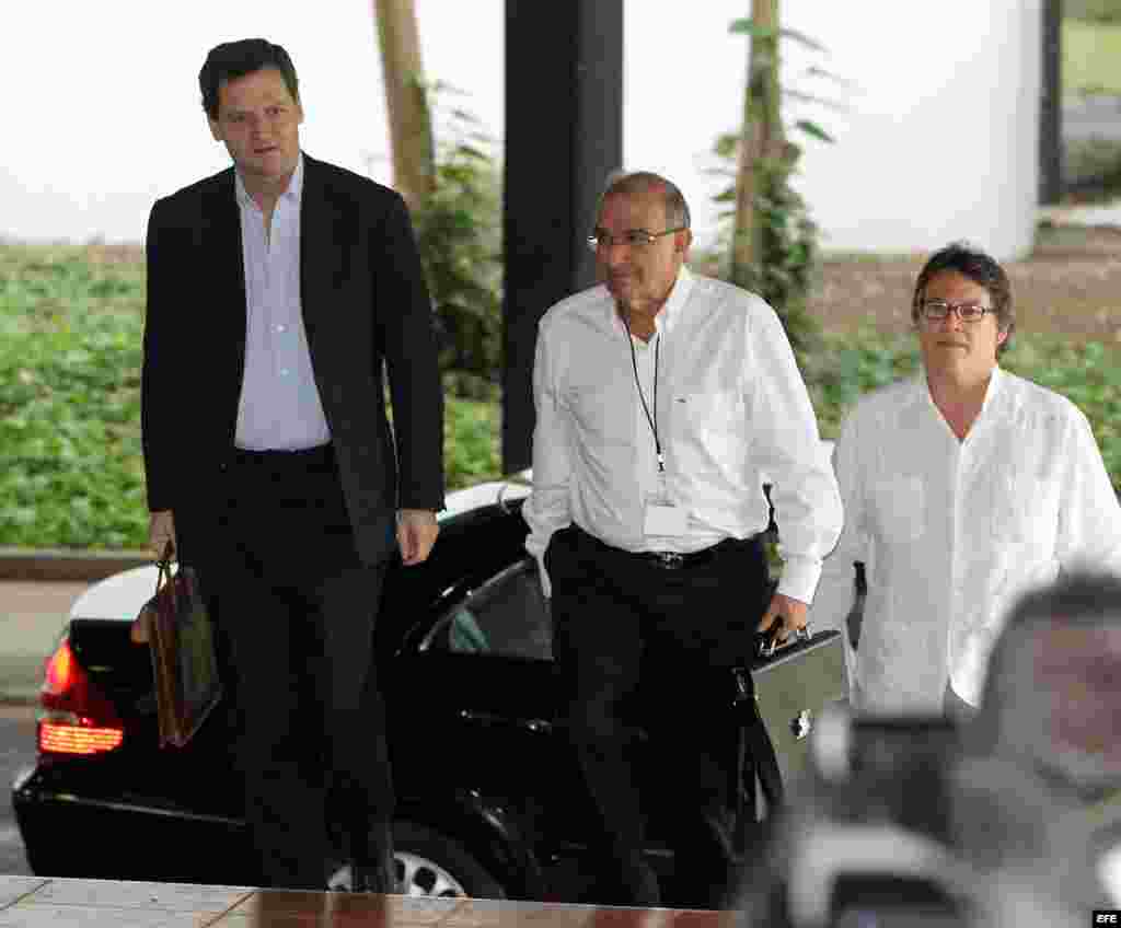El exvicepresidente Humberto de la Calle (c), l&iacute;der del equipo negociador del Gobierno de Juan Manuel Santos, el alto comisionado de Paz de Colombia, Sergio Jaramillo (i), y el embajador de Colombia en La Habana, Gustavo Bell (d).