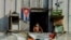 Un cubano observa la calle desde su balcón en La Habana, el 11 de abril de 2020. (Yamil Lage/AFP).