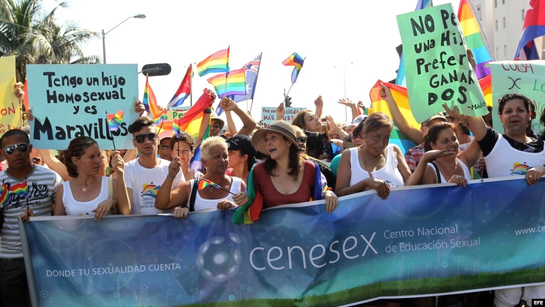  Mariela Castro (c),directora del Centro Nacional de Educación Sexual (Cenesex) en la “conga" contra la Homofobia. 