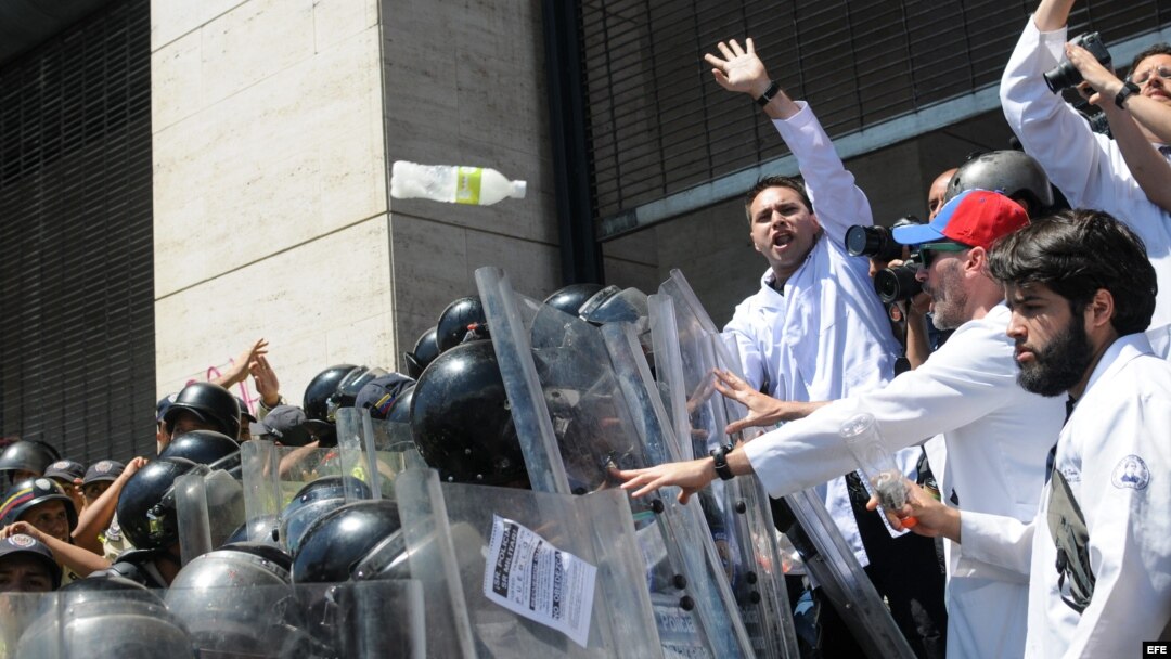 Un grupo de médicos que intentaba marchar el lunes 10 de marzo de 2014, es detenido por la Policía Nacional Bolivariana (PNB) en una calle de Caracas (Venezuela).