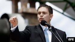 Miembros de la Guardia Nacional Bolivariana (GNB) enfrentan a protestantes hoy, viernes 14 de febrero de 2014.